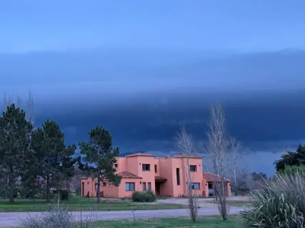 Casa moderna con jardín